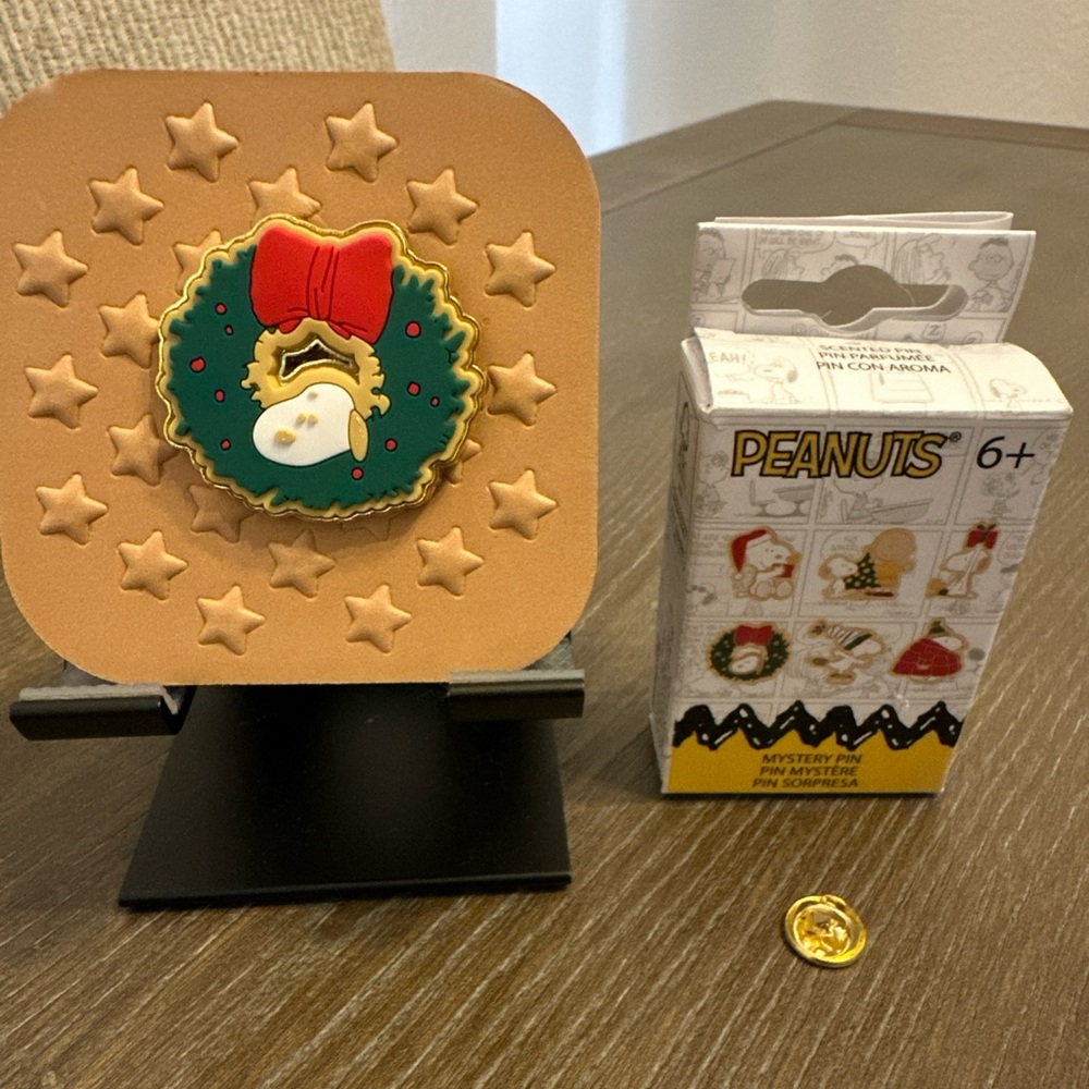 Loungefly Peanuts Snoopy Holiday Wreath Christmas‎ Cookie Scented Blind Box Pin